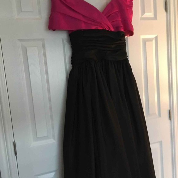 Dresses and Gowns for the Holiday Season - Picture 9 of 16